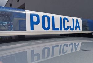 Na zdjęciu belka policyjnego radiowozu z napisem policja.