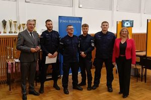 Na zdjęciu policjanci z Komisariatu Policji w Dynowie, laureaci VII Turnieju Strzeleckiego o Puchar Starosty Rzeszowskiego, Vice Starosta Rzeszowskie Jerzy Bednarz i raz Dyrektor Szkoły Elżbieta Kłaczak- Łach.