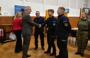 Na zdjęciu policjanci z Komisariatu Policji w Dynowie, laureaci VII Turnieju Strzeleckiego o Puchar Starosty Rzeszowskiego, Vice Starosta Rzeszowskie Jerzy Bednarz i raz Dyrektor Szkoły Elżbieta Kłaczak- Łach.