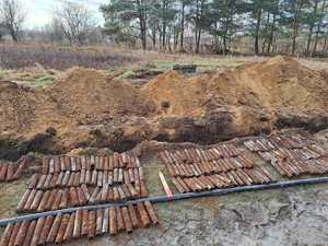 Na zdjęciu wykopane pociski artyleryjskie.