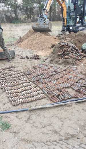 Na zdjęciu wykopane pociski artyleryjskie.