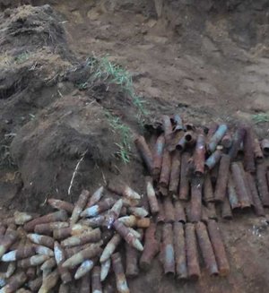 Na zdjęciu wykopane pociski artyleryjskie.