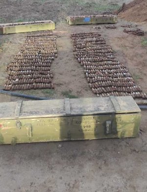 Na zdjęciu wykopane pociski artyleryjskie.