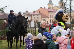 Na zdjęciu uczestnicy akcji "odblaskowa choinka" w Głogowie Małopolskim.