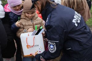Na zdjęciu uczestnicy akcji "odblaskowa choinka" w Głogowie Małopolskim.