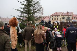 Na zdjęciu uczestnicy akcji "odblaskowa choinka" w Głogowie Małopolskim.
