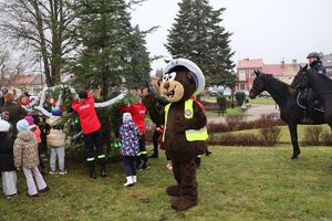 Na zdjęciu uczestnicy akcji "odblaskowa choinka" w Głogowie Małopolskim.