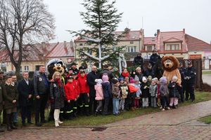 Na zdjęciu uczestnicy akcji "odblaskowa choinka" w Głogowie Małopolskim.