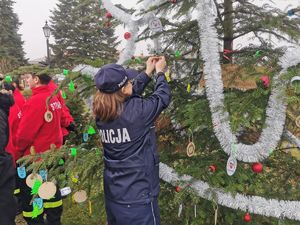 Na zdjęciu uczestnicy akcji "odblaskowa choinka" w Głogowie Małopolskim.