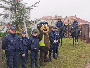 Na zdjęciu umundurowani policjanci.