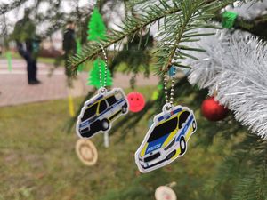 Na zdjęciu odblaskowe autka policyjne.