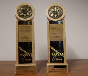 Na zdjęciu dwie pamiątkowe statuetki.