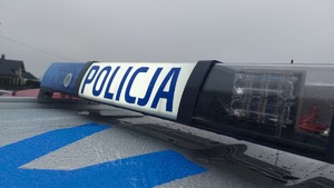 Na zdjęciu belka policyjnego radiowozu z napisem policja.