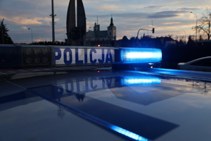 Na zdjęciu belka policyjnego radiowozu z napisem policja.