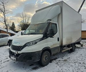 Na zdjęciu pojazd marki Iveco koloru białego.