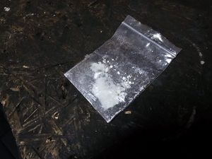 Na zdjęciu biały proszek w woreczku strunowym.