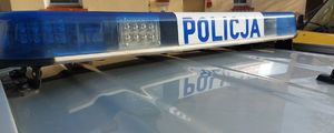 Na zdjęciu belka policyjnego radiowozu z napisem policja.
