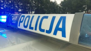 Na zdjęciu belka policyjnego radiowozu z napisem policja.