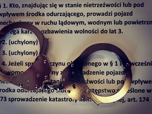 Na zdjęciu policyjne kajdanki.