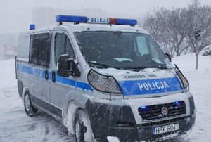 Na zdjęciu policyjna furgonetka.