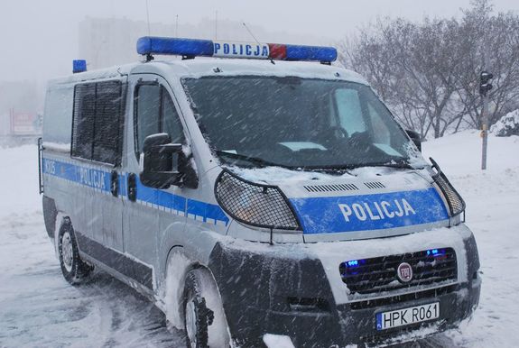 Na zdjęciu policyjna furgonetka.