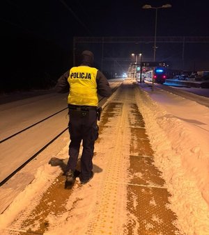 Na zdjęciu umundurowany policjant na terenach kolei.