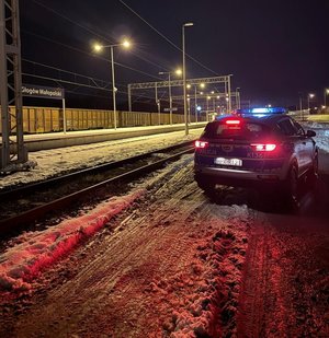 Na zdjęciu policyjny radiowozu, w tle tereny kolei.