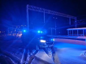 Na zdjęciu policyjny radiowóz, w tle tereny kolei.