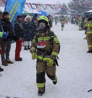 Na zdjęciu policjantka w masce strażackiej