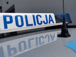 Na zdjęciu belka policyjnego radiowozu z napisem policja.