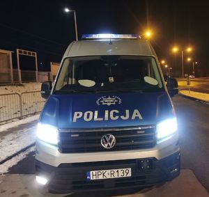 Na zdjęciu policyjna furgonetka.