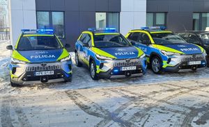 Na zdjęciu trzy radiowozy Toyota Corolla Cross.