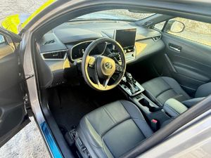 Na zdjęciu wnętrze radiowozu Toyota Corolla Cross.