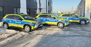 Na zdjęciu trzy radiowozy Toyota Corolla Cross.