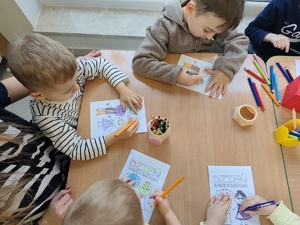 Na zdjęciu przedszkolaki kolorujące kartki.