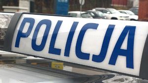 Na zdjęciu belka policyjnego radiowozu z napisem policja.