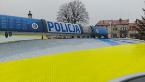 Na zdjęciu belka policyjnego radiowozu.