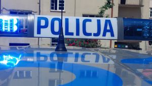 Na zdjęciu belka policyjnego radiowozu z napisem policja.