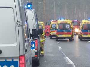 Policyjne radiowozy i karetki na miejscu zdarzenia