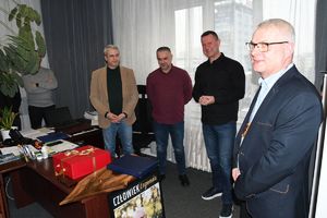 Na zdjęciu od lewej: I Zastępca Komendanta Miejskiego Policji w Rzeszowie mł. insp. Rafał Dryś, Zastępca Naczelnika WK asp. sztab. Andrzej Dymitraszek, Naczelnik WK podinsp. Grzegorz Mazan, asp. szt. Jacek Drabicki.