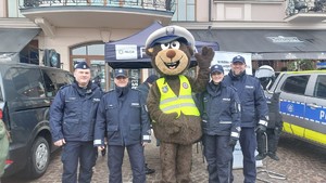 Na zdjęciu od lewej I Zastępca Komendanta Miejskiego Policji w Rzeszowie podinsp. Maciej Gawryś, Zastępca Komendanta  Wojewódzkiego Policji w Rzeszowie insp. Jacek Juwa, policjanci z Komendy Miejskiej Policji w Rzeszowie.