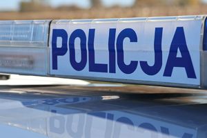 Na zdjęciu belka policyjnego radiowozu z napisem policja.