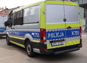 Na zdjęciu policyjna furgonetka.