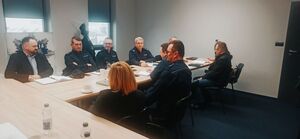 Na zdjęciu umundurowani policjanci i pracownicy Miejskiego Ośrodka Pomocy Społecznej w Rzeszowie.