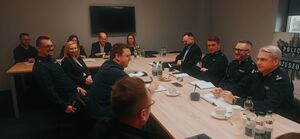 Na zdjęciu umundurowani policjanci i pracownicy Miejskiego Ośrodka Pomocy Społecznej w Rzeszowie.