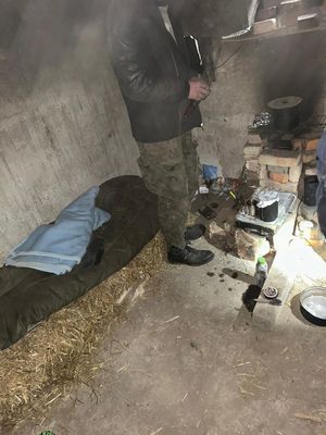 na zdjęciu mężczyzna w pustostanie.