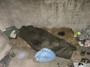 Na zdjęciu śpiwór leżący na słomie.