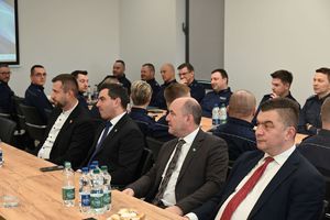 Na zdjęciu  stołach w lewej i prawej strony zaproszeni goście i karda kierownicza rzeszowskiej komendy.