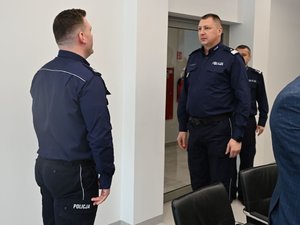 Na zdjęci od lewej stoją: podinsp. Maciej Gawryś Zastępca Komendanta Miejskiego Policji w Rzeszowie, nadinsp. Andrzej Patrzałek Komendant Wojewódzki Policji w Rzeszowie, za nim mł. insp. Marek Pietrykowski Komendant Miejski Policji w Rzeszowie.