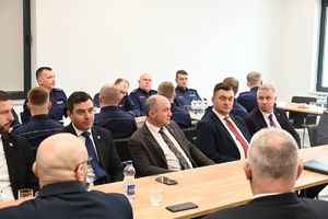 Na zdjęciu zaproszeni goście i karda kierownicza rzeszowskiej komendy.
